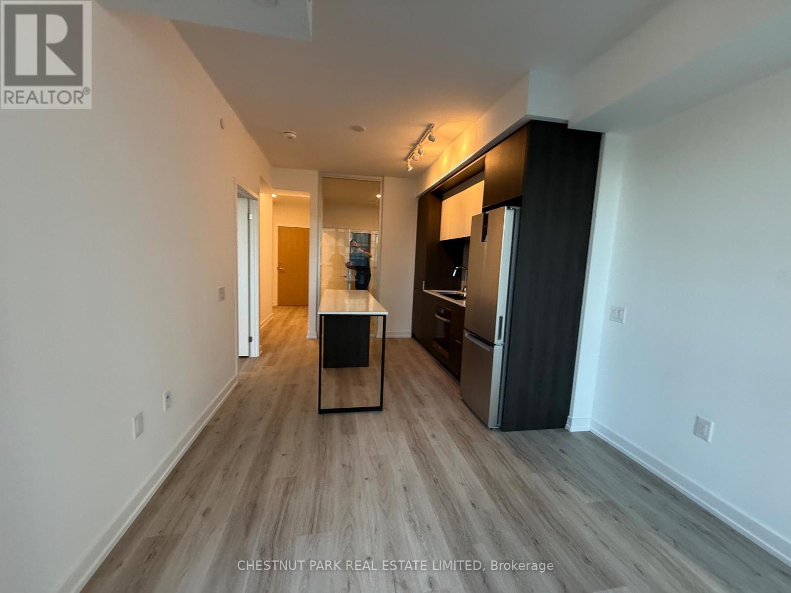 318 - 395 Square One Drive, Mississauga, Ontario  L5B 0P6 - Photo 10 - W12585296