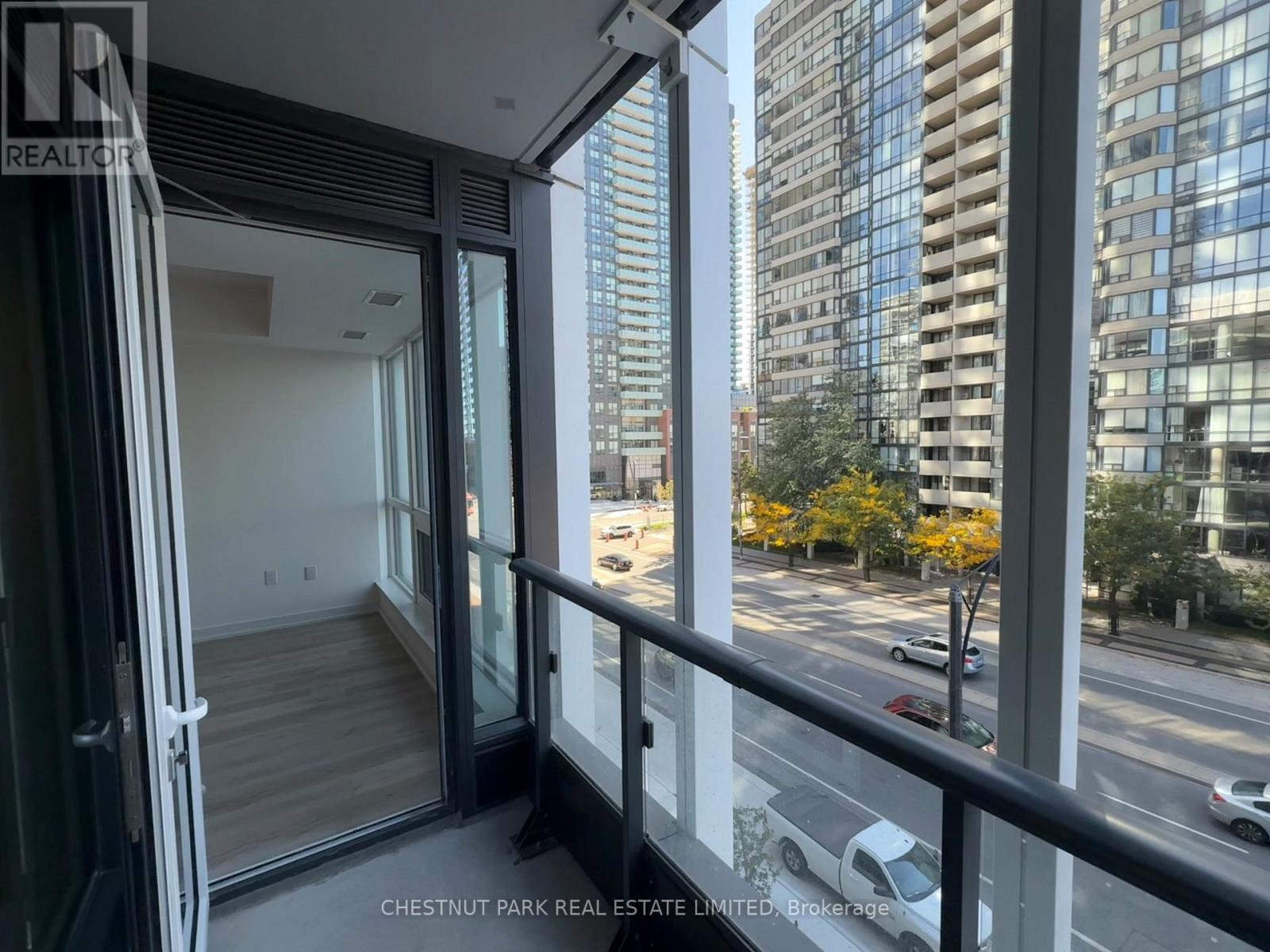 318 - 395 Square One Drive, Mississauga, Ontario  L5B 0P6 - Photo 12 - W12585296