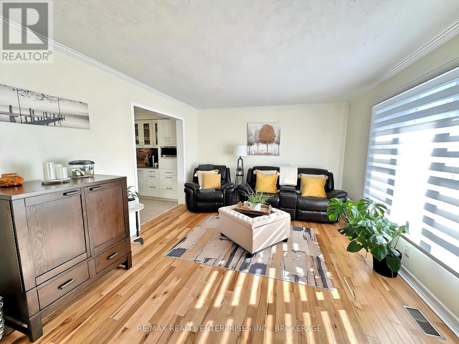 6 Vine Road, Grimsby, Ontario  L3M 5A2 - Photo 5 - X12585362