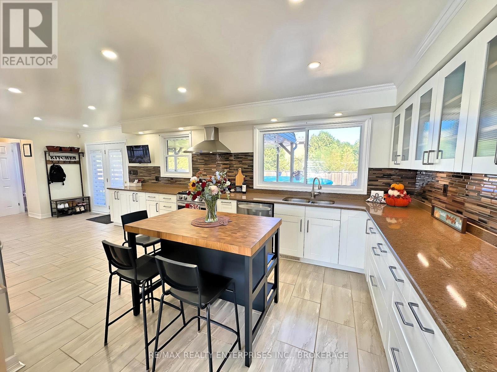 6 Vine Road, Grimsby, Ontario  L3M 5A2 - Photo 7 - X12585362