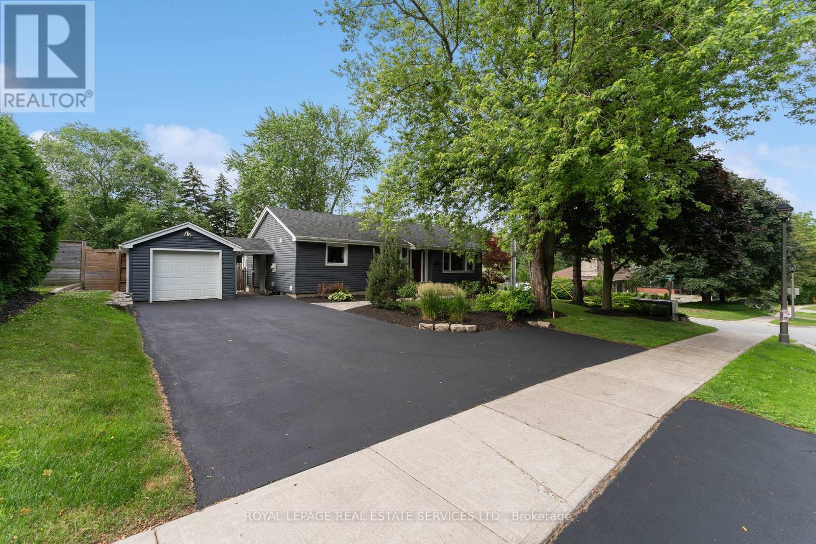 136 Mohawk Road, Hamilton, Ontario  L9G 2W9 - Photo 2 - X12585338