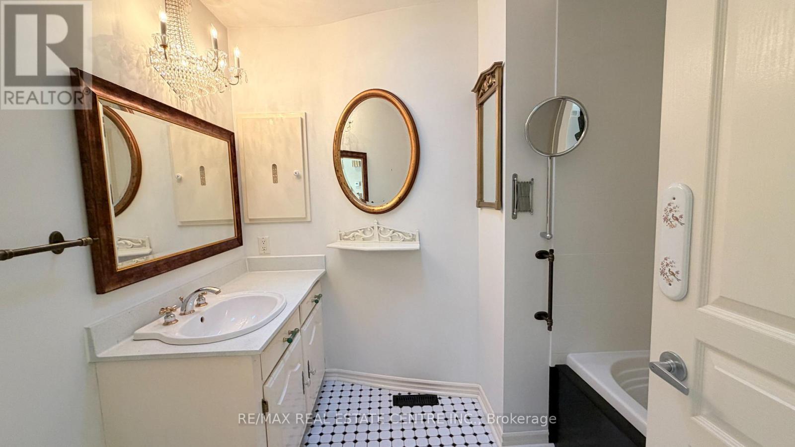 117 Watson Avenue, Oakville, Ontario  L6J 3T5 - Photo 13 - W12494046