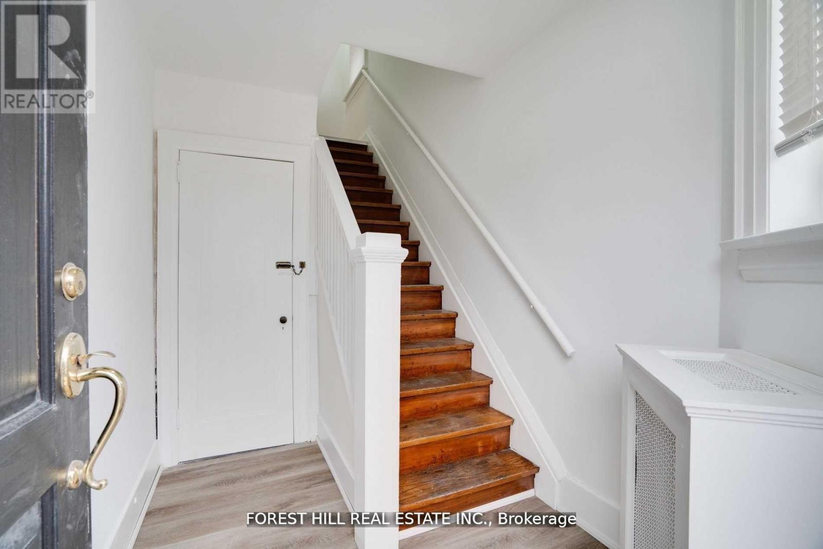 Upper - 8 Poplar Plains Crescent, Toronto, Ontario  M4V 1E8 - Photo 4 - C12585380