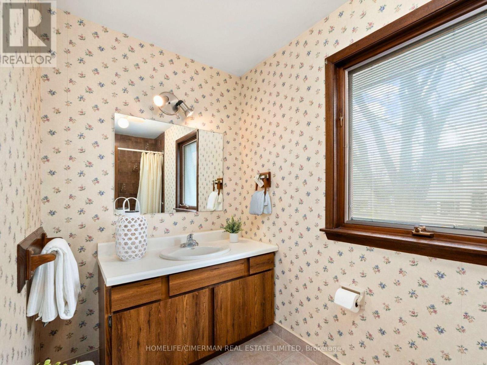 2-Storey House - 145 Pemberton Road, Richmond Hill, Ontario  L4C 3T6 - Photo 12 - N12585356