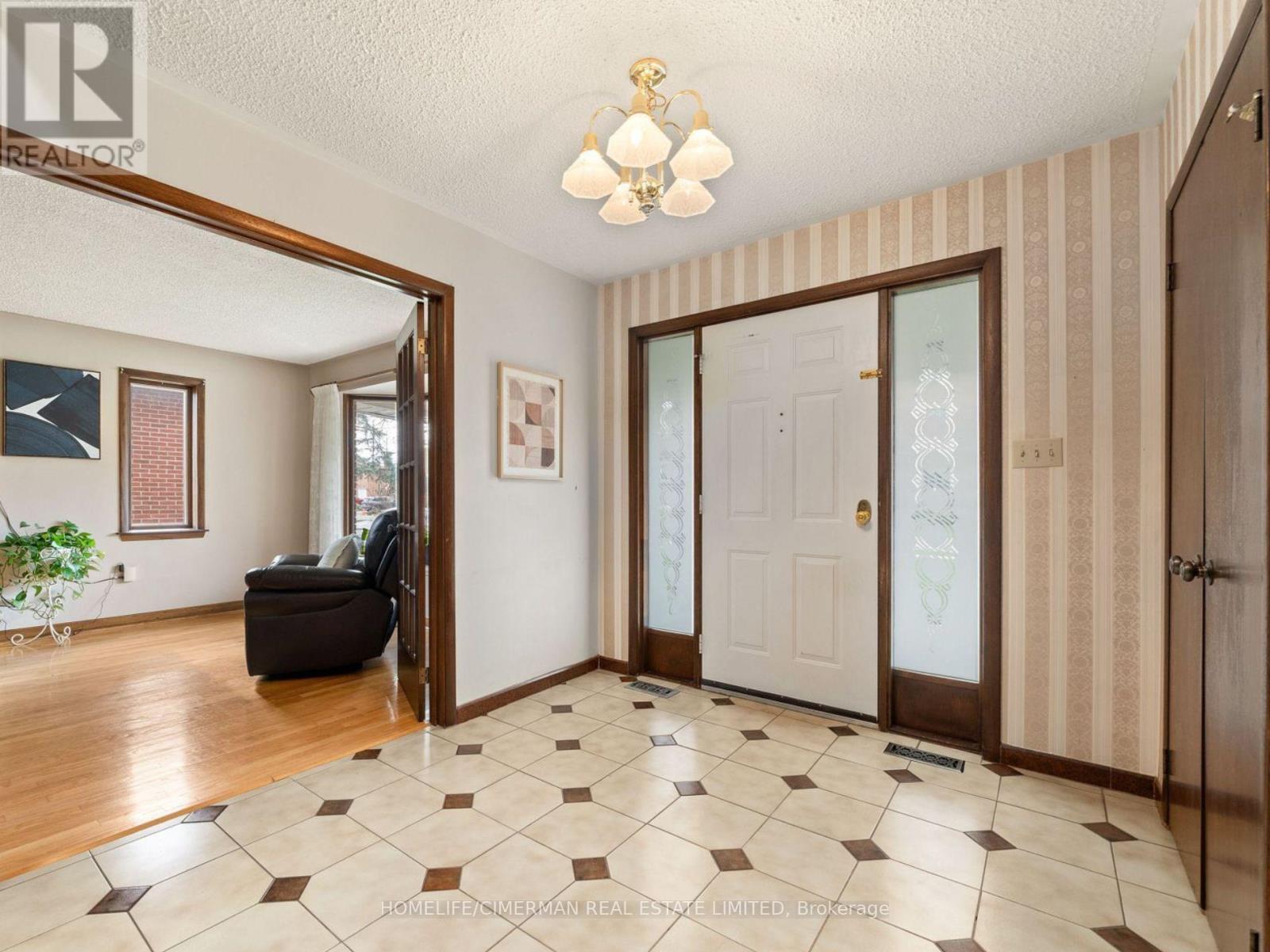 2-Storey House - 145 Pemberton Road, Richmond Hill, Ontario  L4C 3T6 - Photo 2 - N12585356