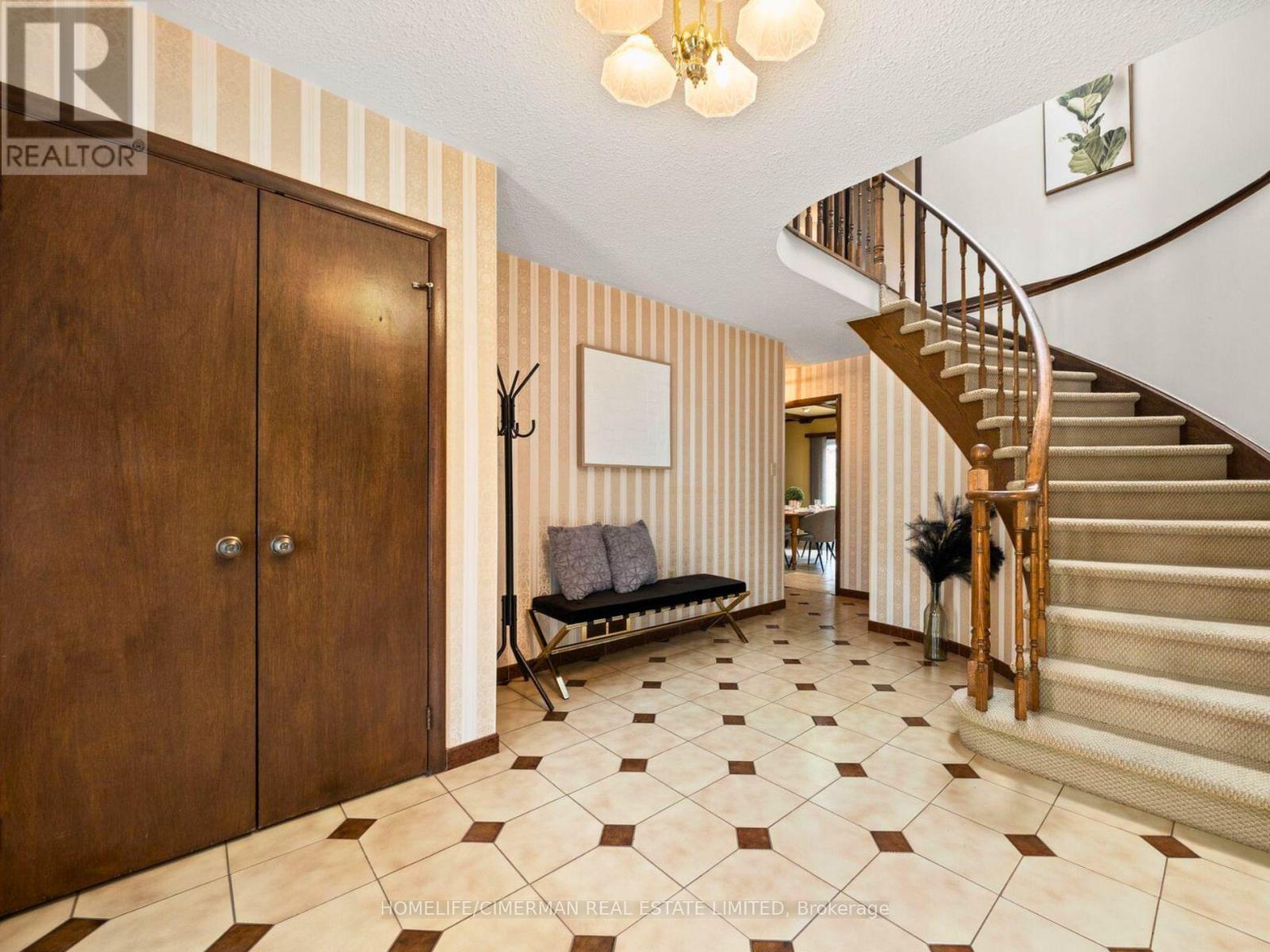 2-Storey House - 145 Pemberton Road, Richmond Hill, Ontario  L4C 3T6 - Photo 3 - N12585356