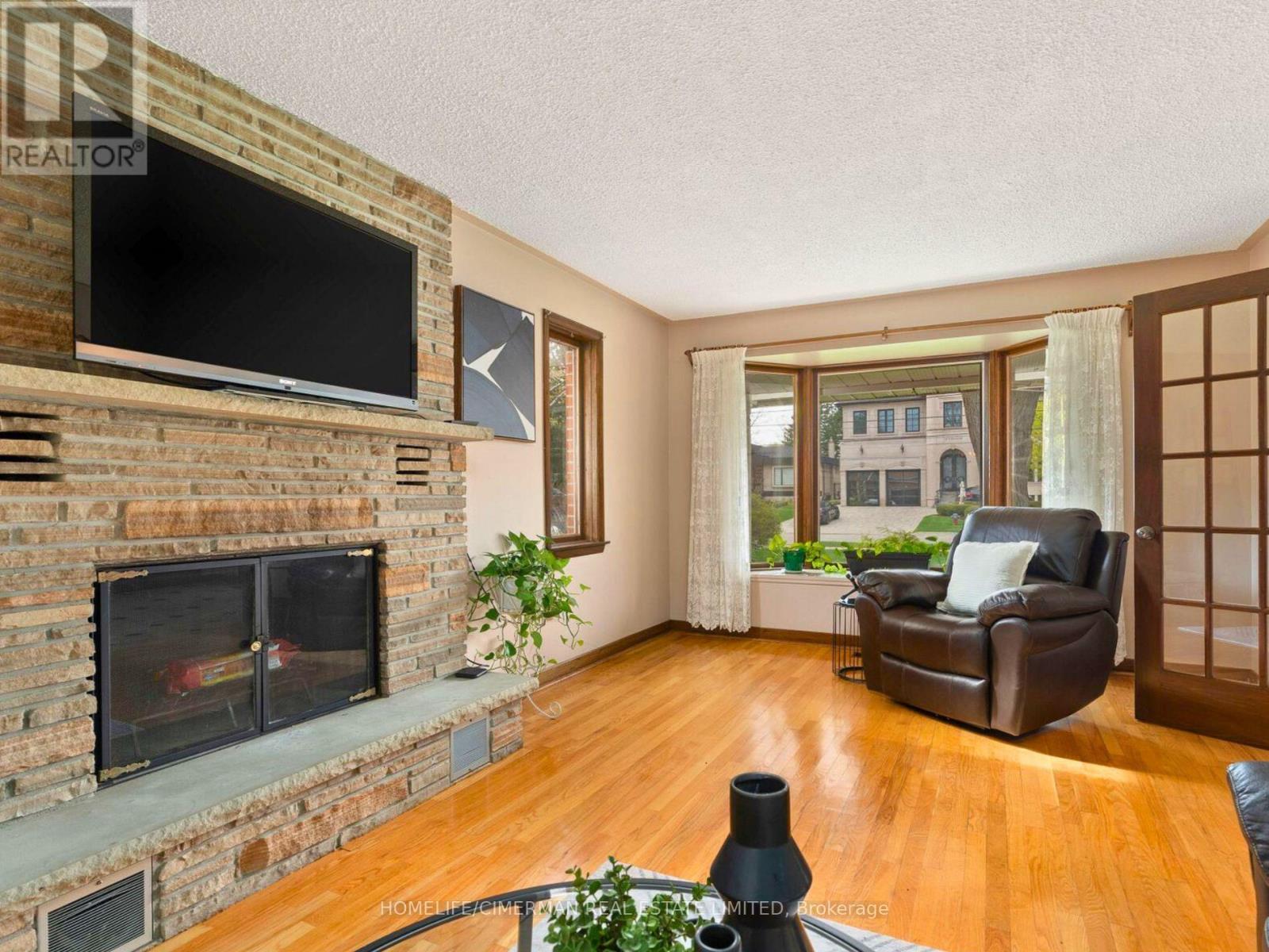 2-Storey House - 145 Pemberton Road, Richmond Hill, Ontario  L4C 3T6 - Photo 4 - N12585356