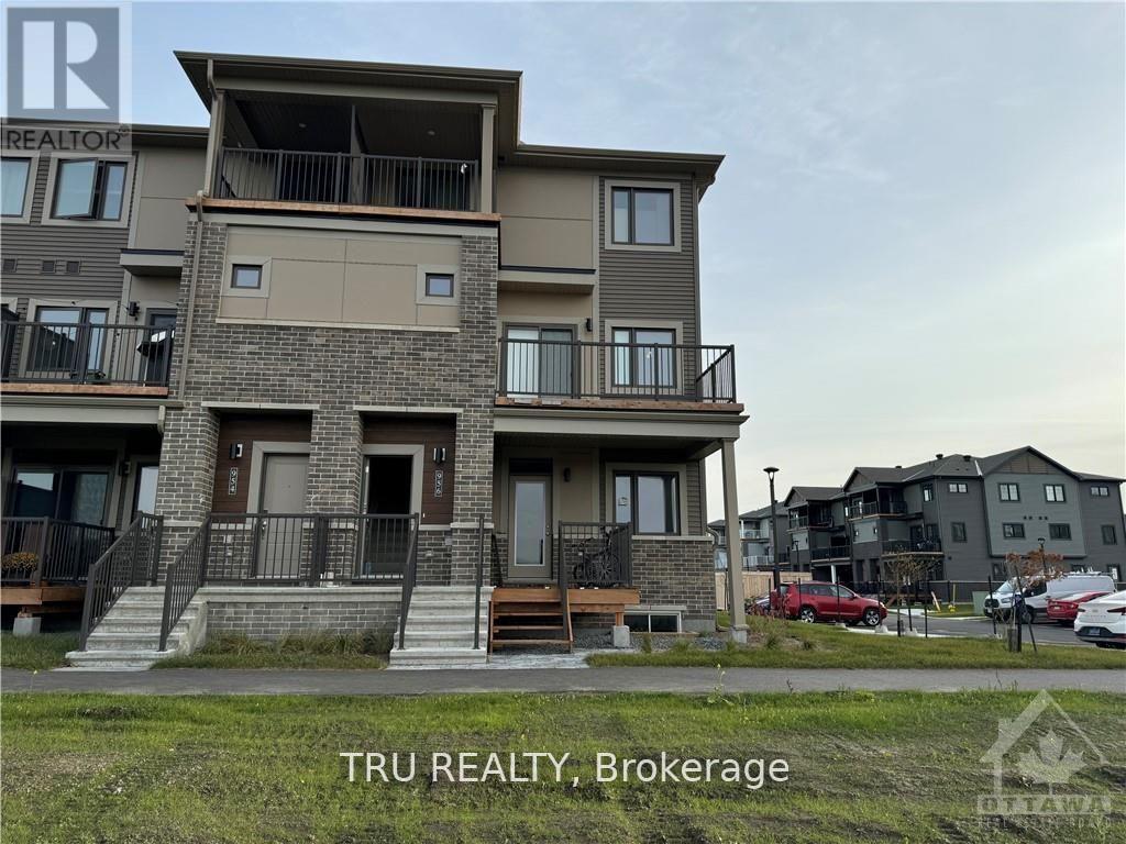 956 CHAPMAN MILLS DRIVE, Ottawa, Ontario