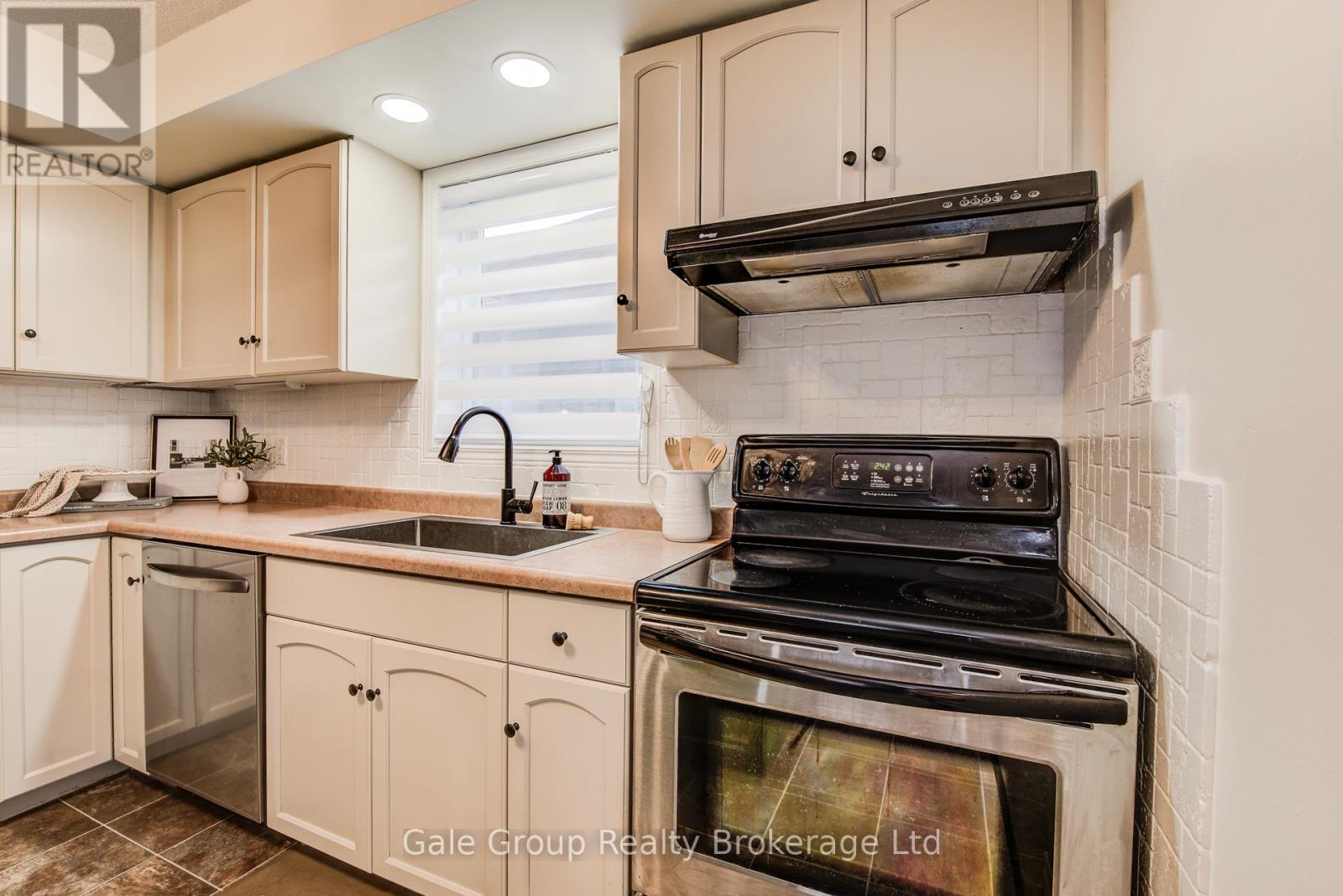 755 Southwood Way, Woodstock, Ontario  N4V 1G5 - Photo 10 - X12585442