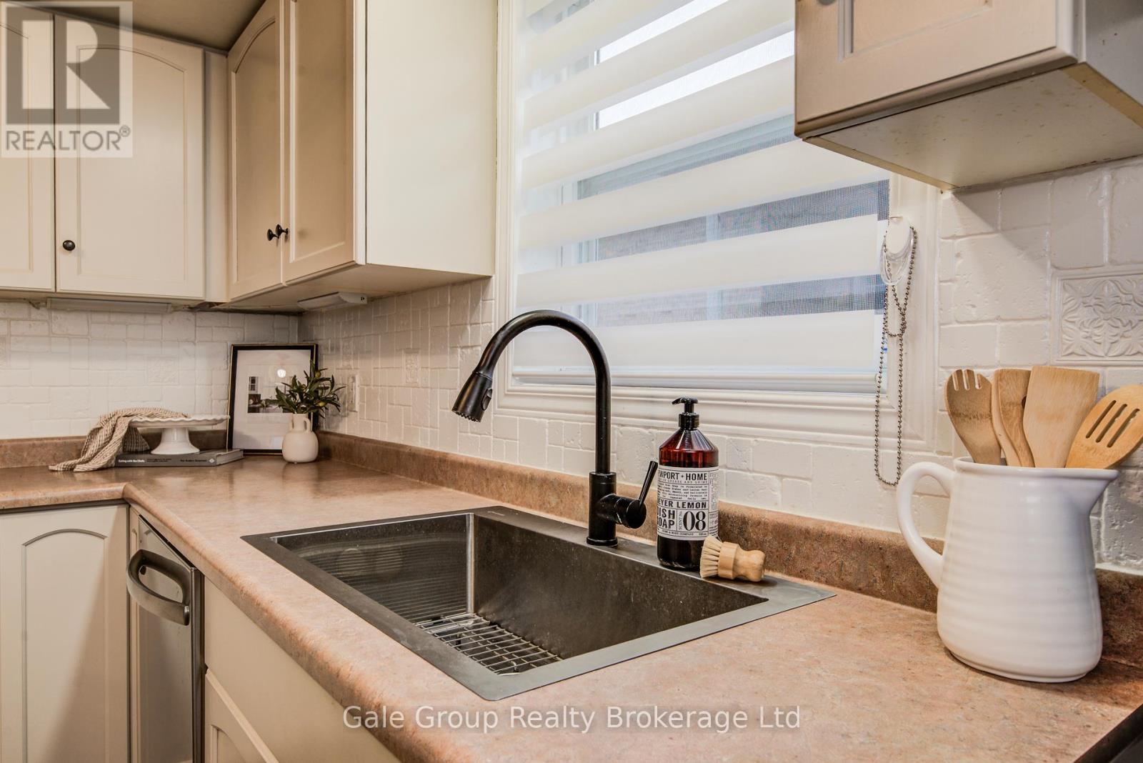 755 Southwood Way, Woodstock, Ontario  N4V 1G5 - Photo 11 - X12585442