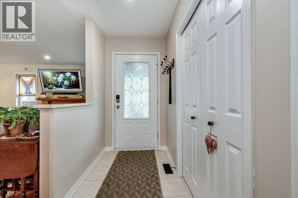 13 Dillon Close, Red Deer, Alberta  T4R 2X7 - Photo 4 - A2249089