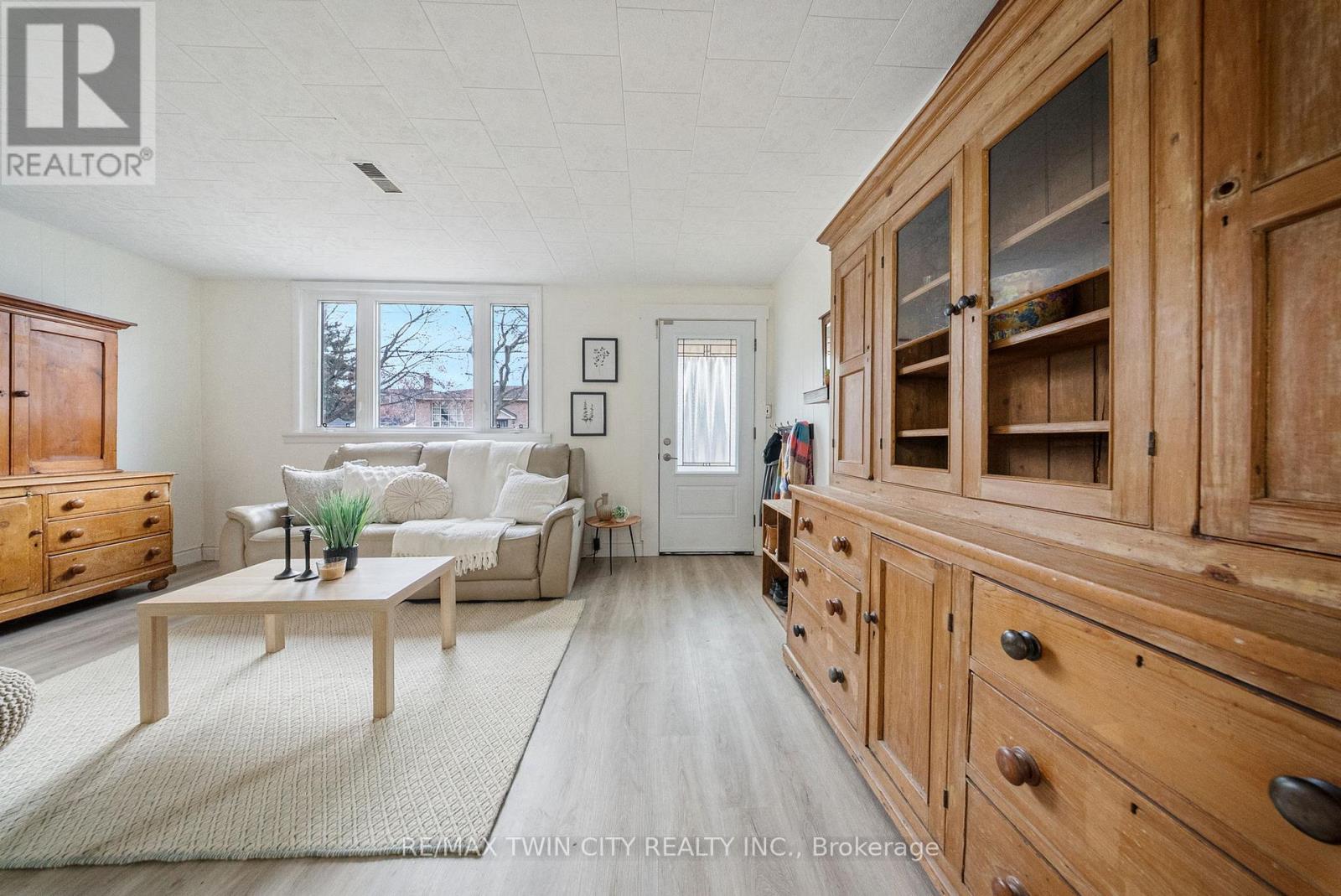 68 Oak Street, Brantford, Ontario  N3T 2B1 - Photo 4 - X12585424