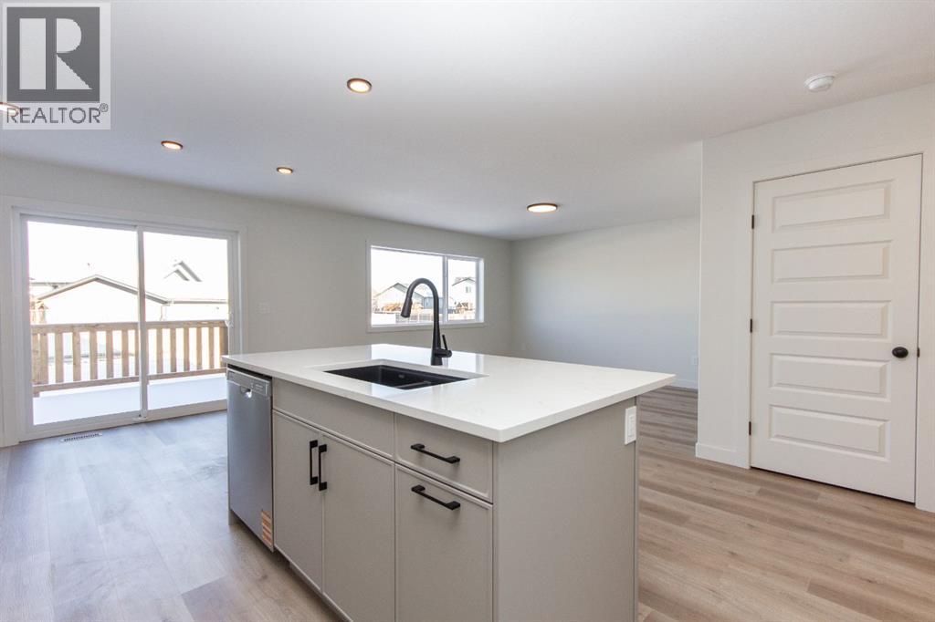 260 Augustus Way, Penhold, Alberta  T0M 1R0 - Photo 11 - A2272164