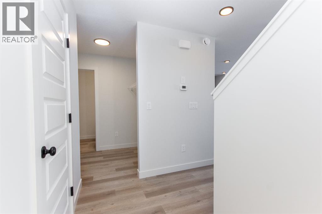 260 Augustus Way, Penhold, Alberta  T0M 1R0 - Photo 3 - A2272164