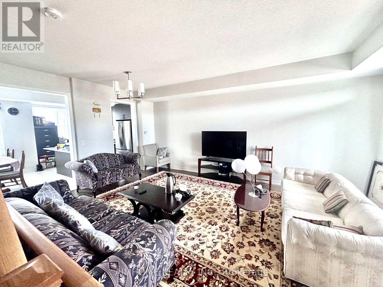 167 Harding Park Street, Newmarket, Ontario  L3Y 0E3 - Photo 4 - N12585588