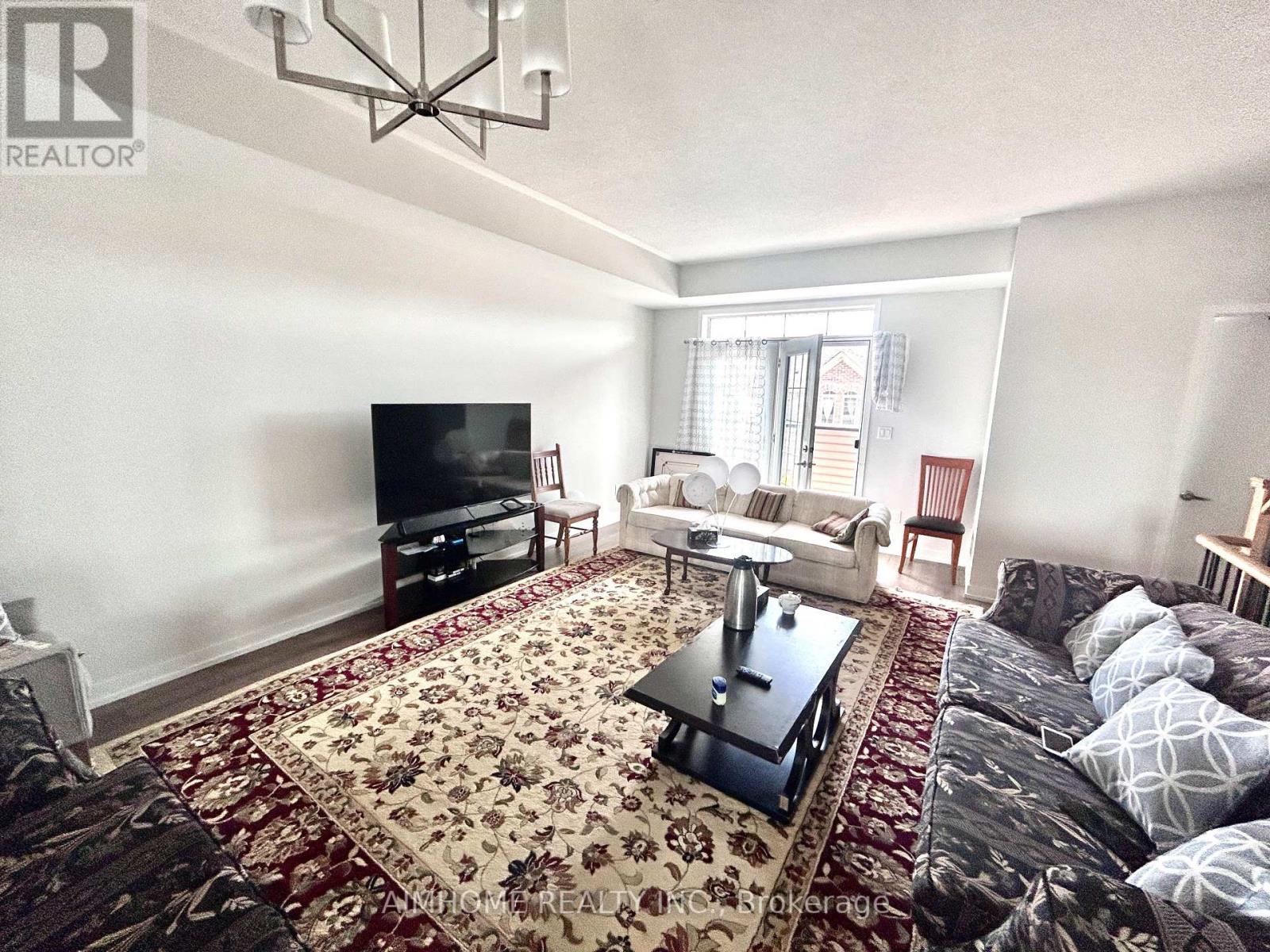 167 Harding Park Street, Newmarket, Ontario  L3Y 0E3 - Photo 5 - N12585588