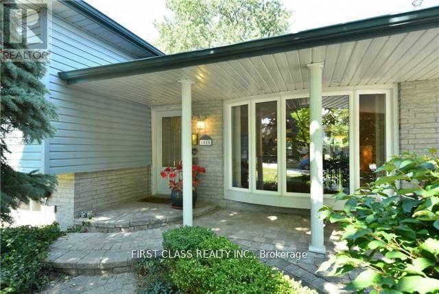 1085 Pearson Drive, Oakville, Ontario  L6H 2A9 - Photo 2 - W12585468