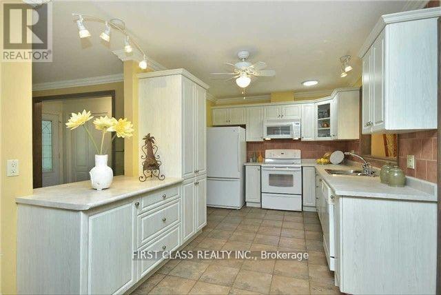 1085 Pearson Drive, Oakville, Ontario  L6H 2A9 - Photo 4 - W12585468