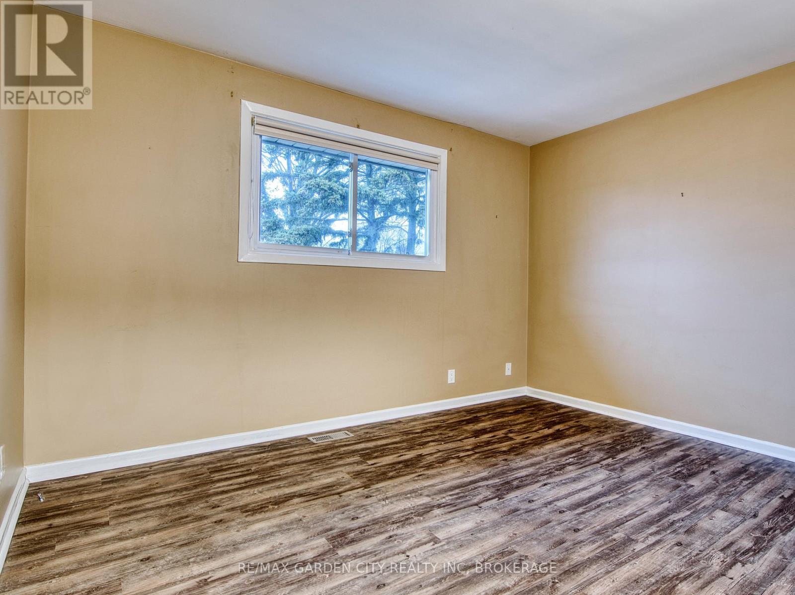 15 Black Friars Road, St. Catharines, Ontario  L2N 2M8 - Photo 14 - X12585608