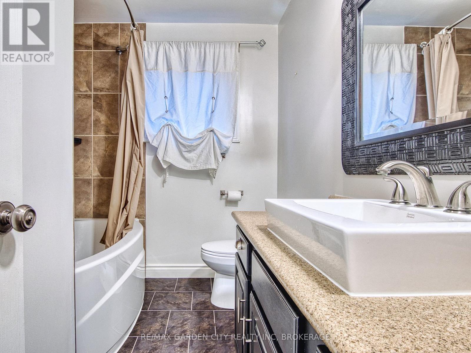 15 Black Friars Road, St. Catharines, Ontario  L2N 2M8 - Photo 17 - X12585608