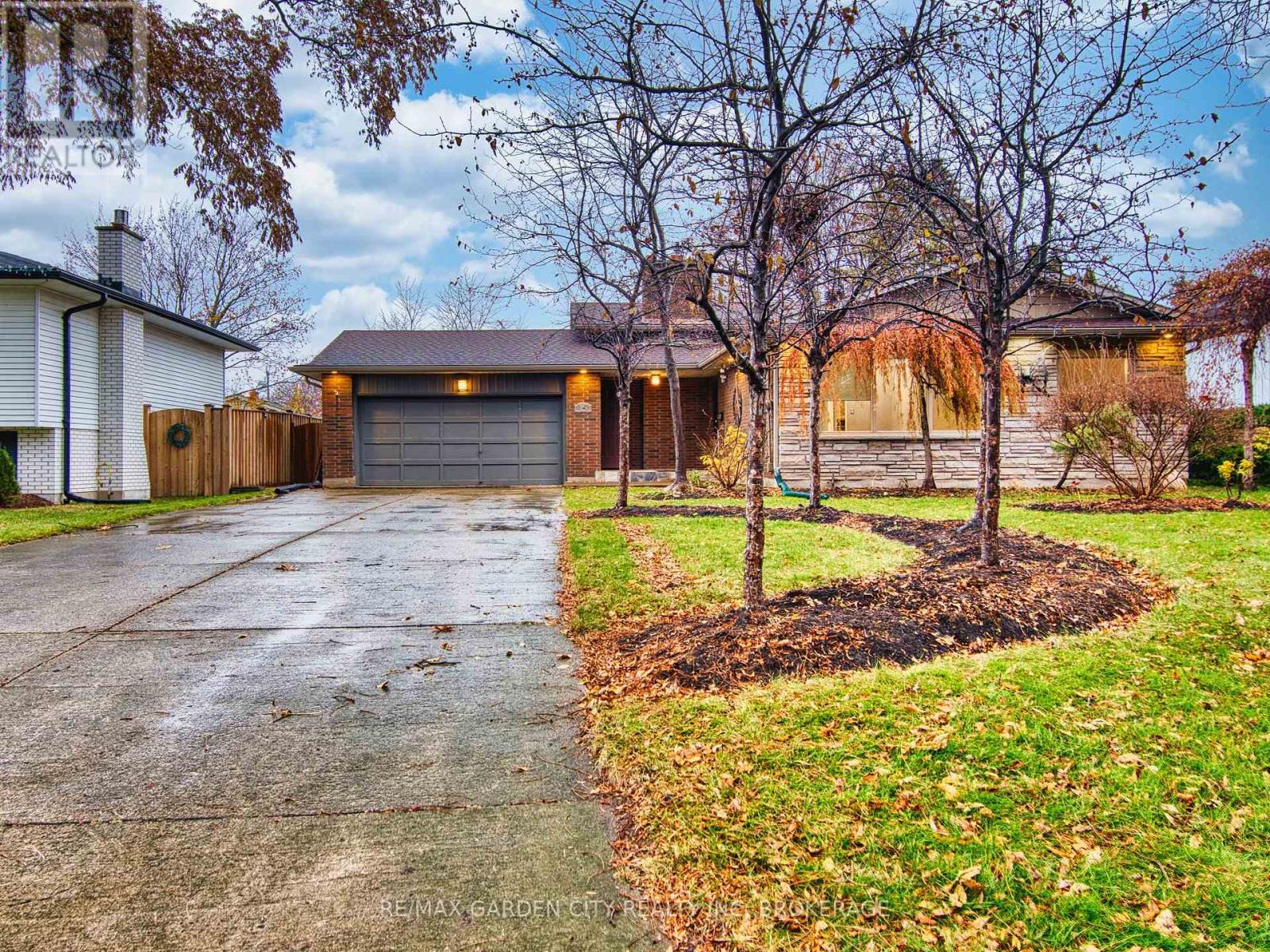 15 Black Friars Road, St. Catharines, Ontario  L2N 2M8 - Photo 2 - X12585608