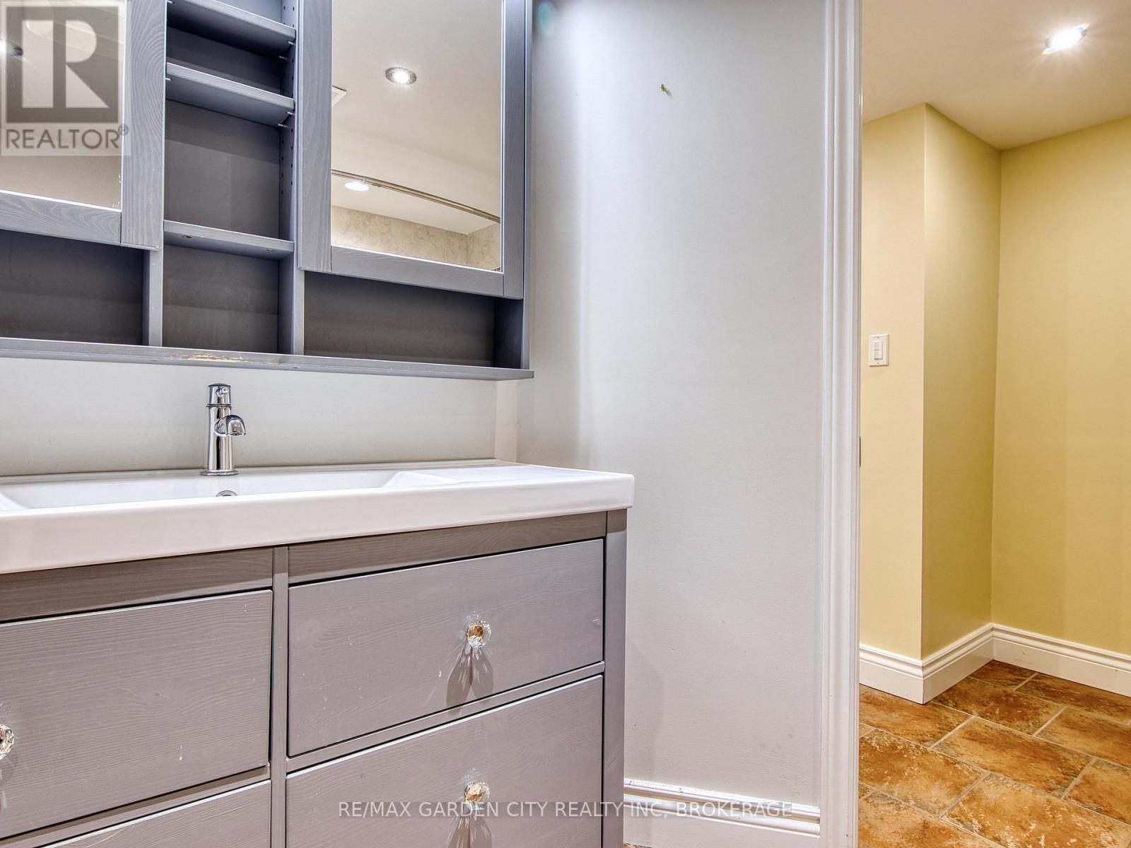 15 Black Friars Road, St. Catharines, Ontario  L2N 2M8 - Photo 31 - X12585608