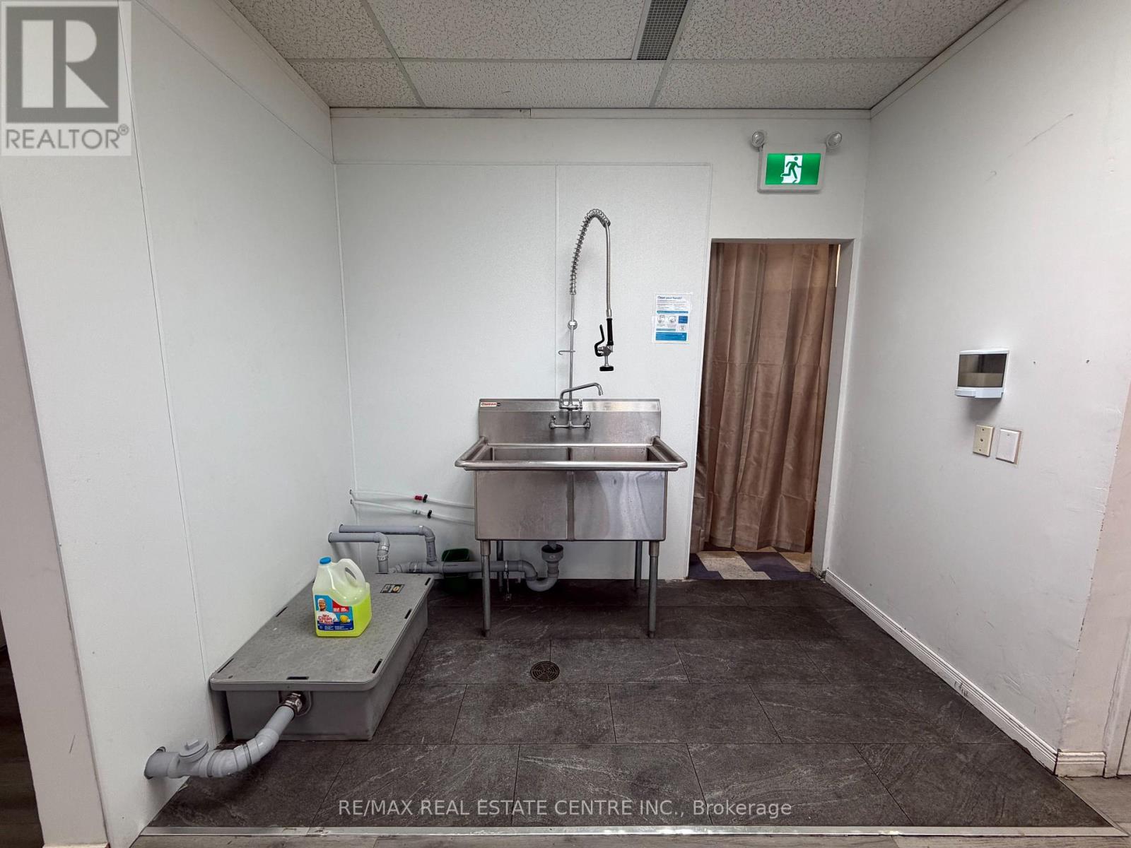 815 Weber Street E, Kitchener, Ontario  N2H 1H5 - Photo 14 - X12585456