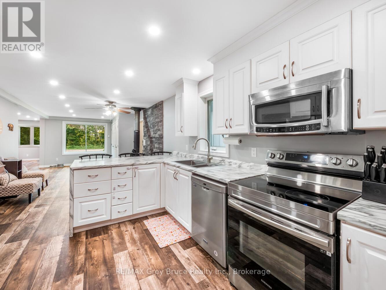 217 Kings Crescent, South Bruce Peninsula, Ontario  N0H 2T0 - Photo 11 - X12585626