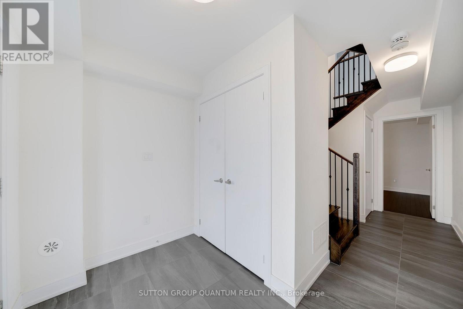 1401 Clarriage Court, Milton, Ontario  L9E 1L6 - Photo 3 - W12545904