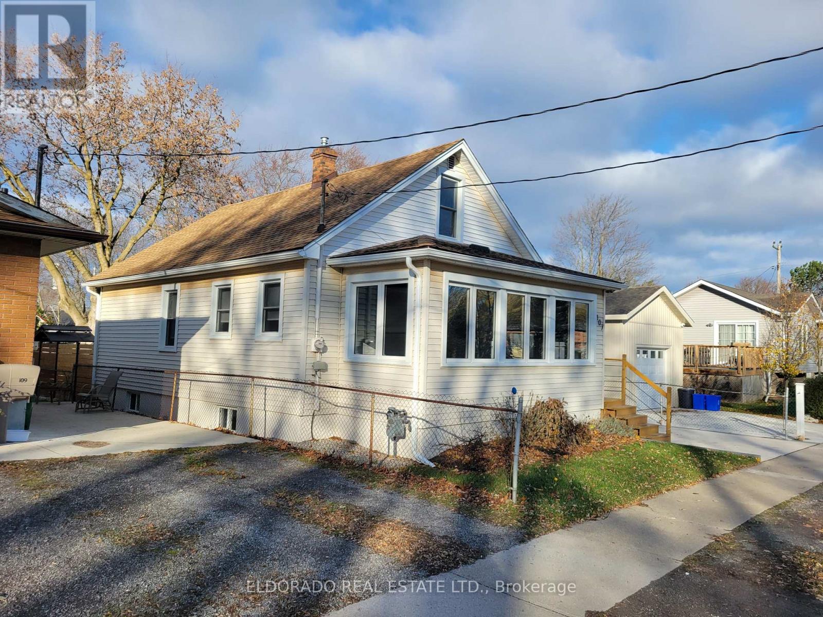 107 Mackan Street, Thorold, Ontario  L2V 1G5 - Photo 2 - X12585590