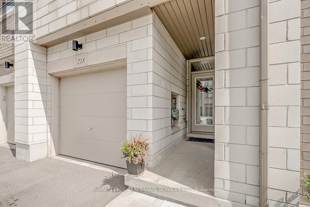 218 Huguenot Road, Oakville, Ontario  L6H 0L6 - Photo 2 - W12585648