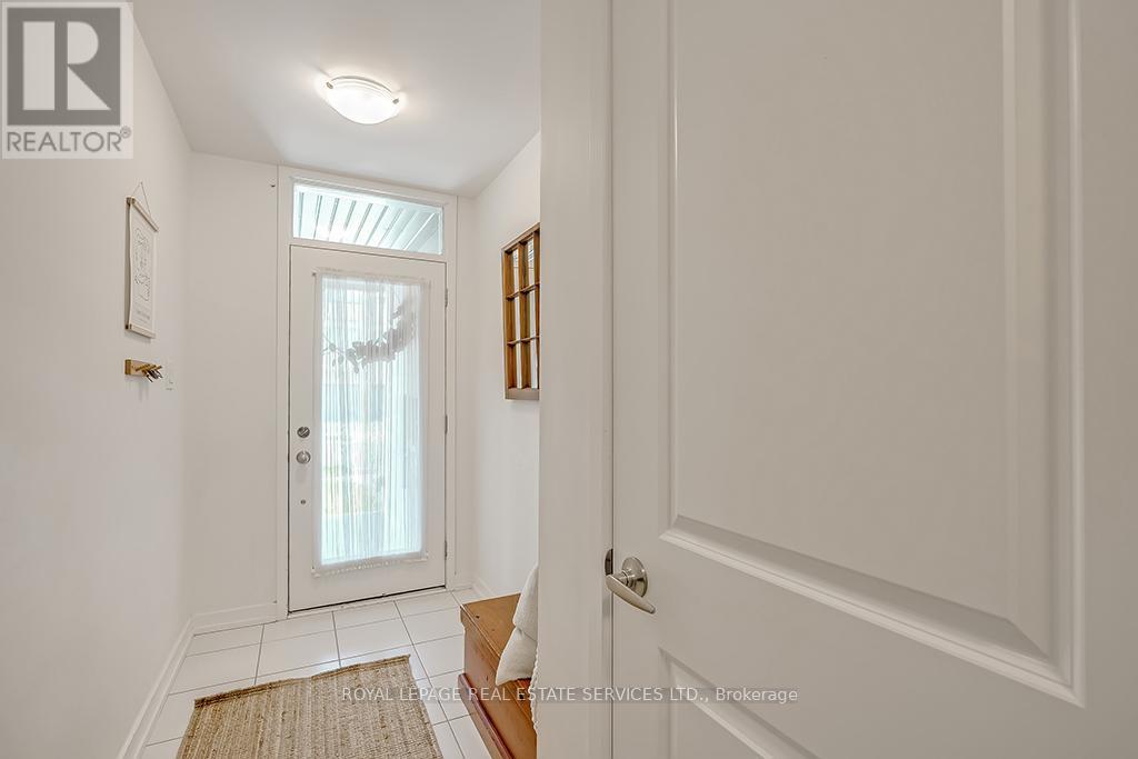 218 Huguenot Road, Oakville, Ontario  L6H 0L6 - Photo 3 - W12585648