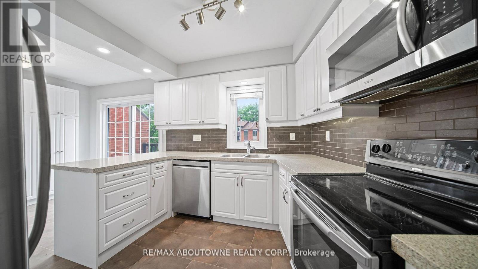 1228 Cornerbrook Place, Mississauga, Ontario  L5C 3J4 - Photo 11 - W12585700