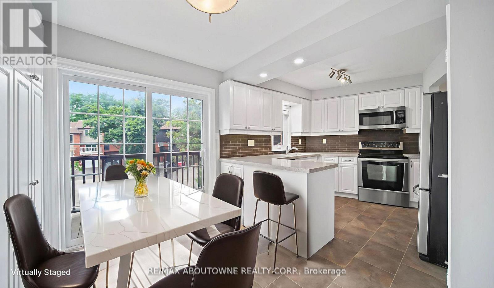 1228 Cornerbrook Place, Mississauga, Ontario  L5C 3J4 - Photo 13 - W12585700