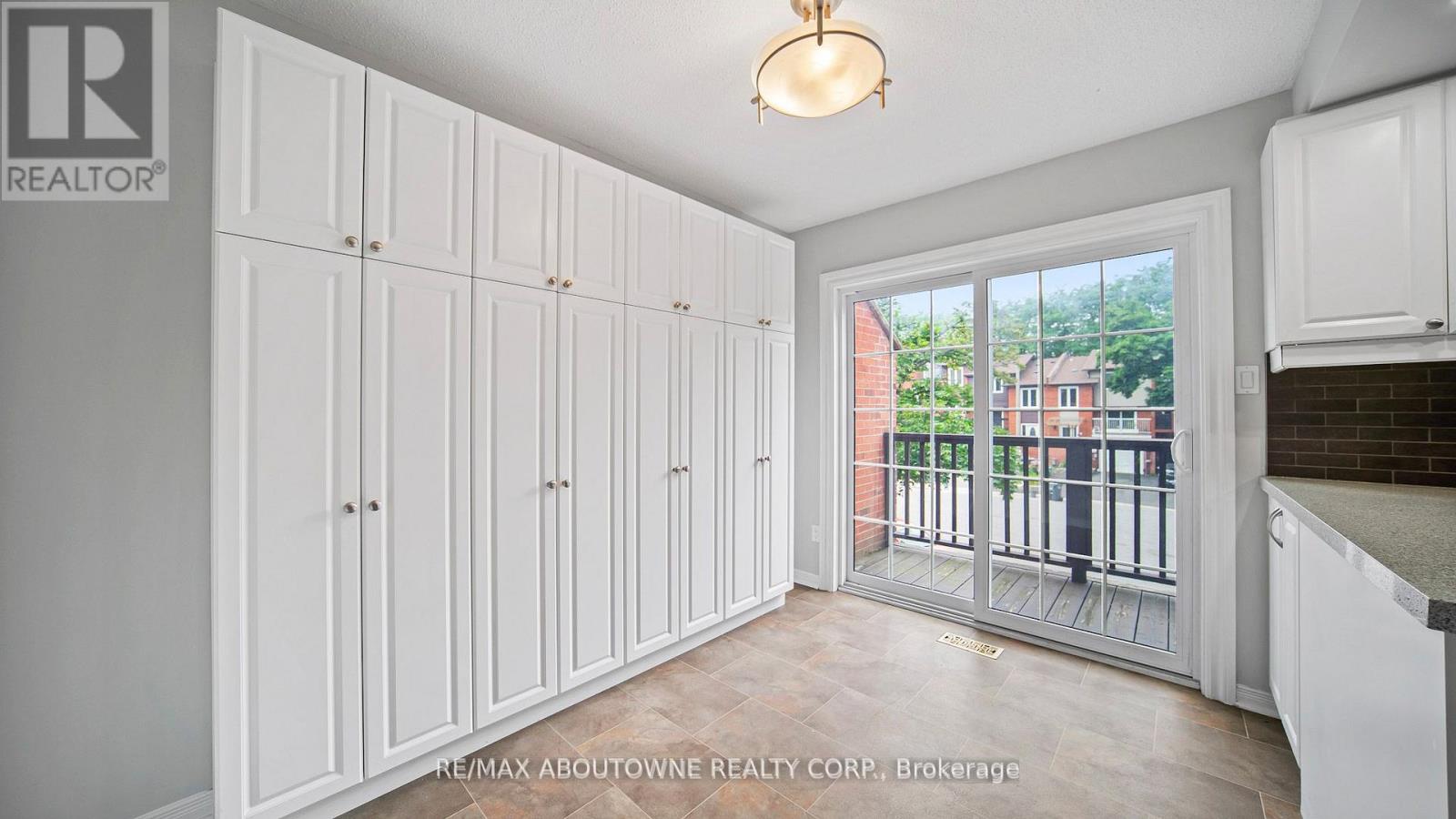 1228 Cornerbrook Place, Mississauga, Ontario  L5C 3J4 - Photo 15 - W12585700