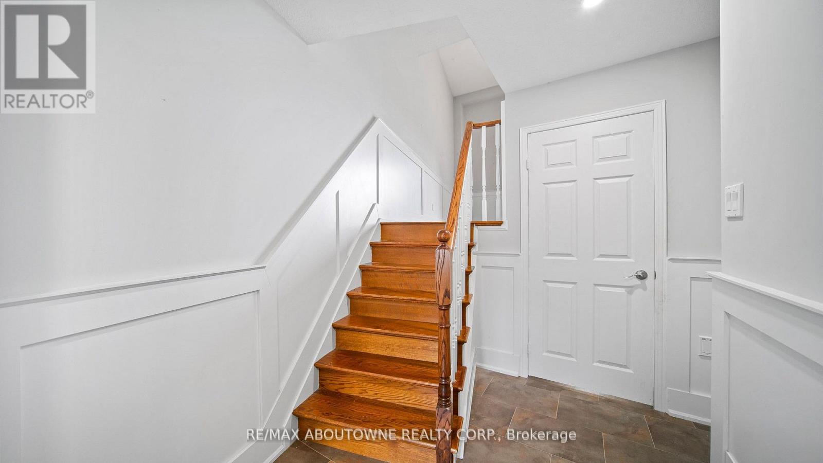 1228 Cornerbrook Place, Mississauga, Ontario  L5C 3J4 - Photo 4 - W12585700