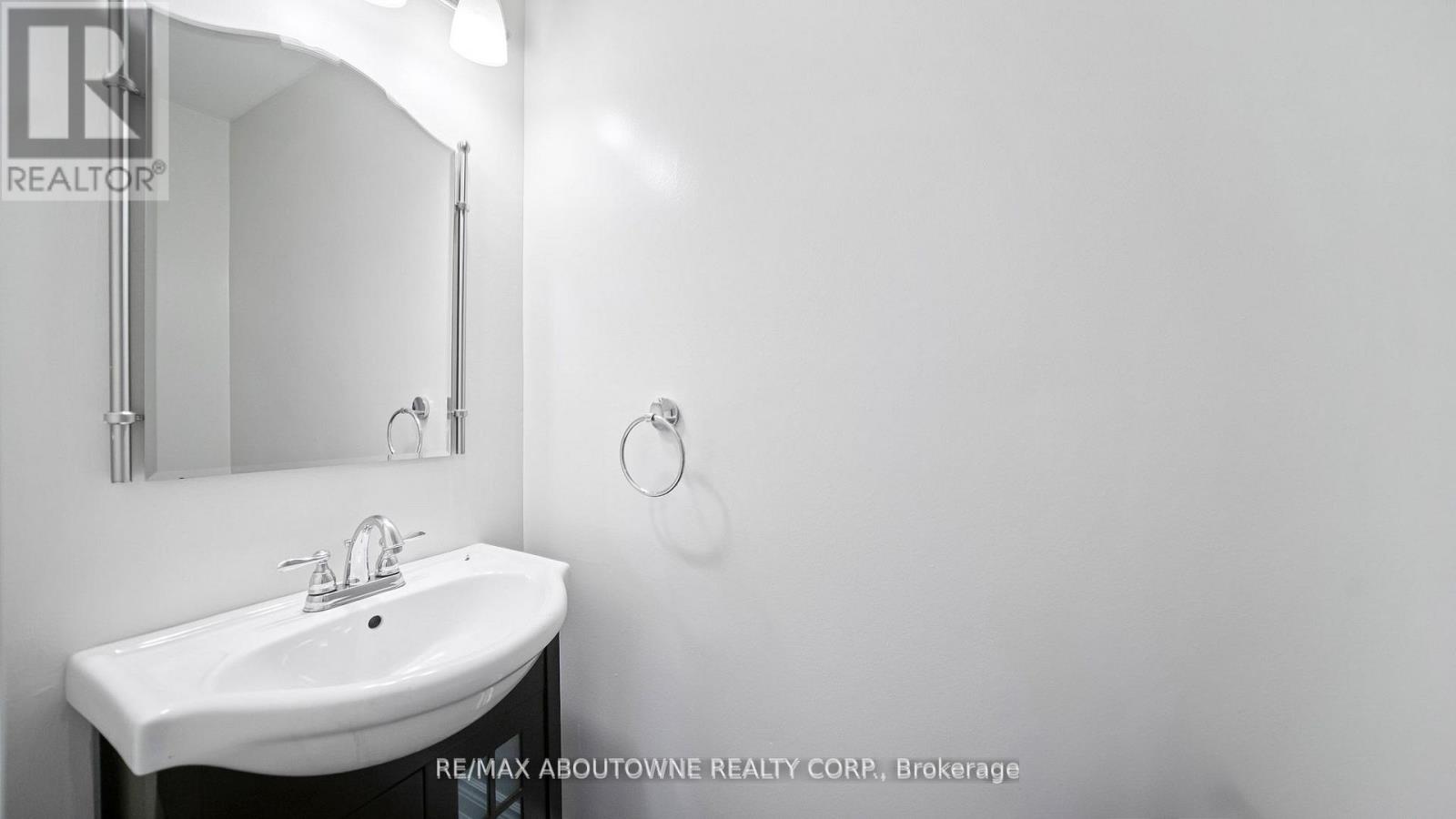 1228 Cornerbrook Place, Mississauga, Ontario  L5C 3J4 - Photo 8 - W12585700