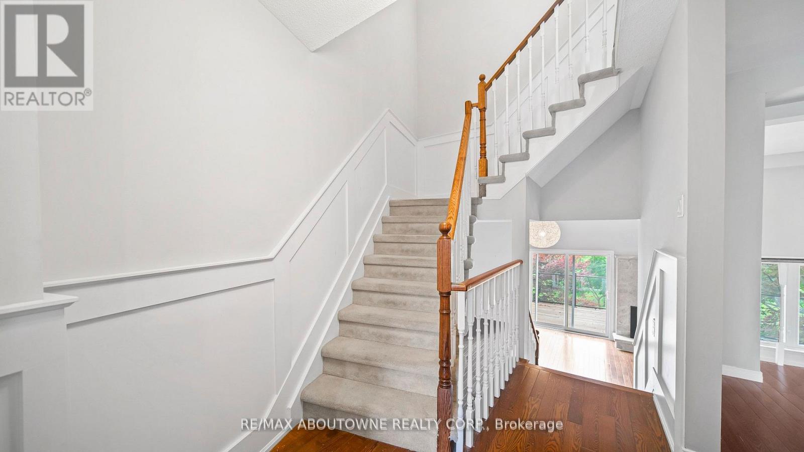 1228 Cornerbrook Place, Mississauga, Ontario  L5C 3J4 - Photo 9 - W12585700