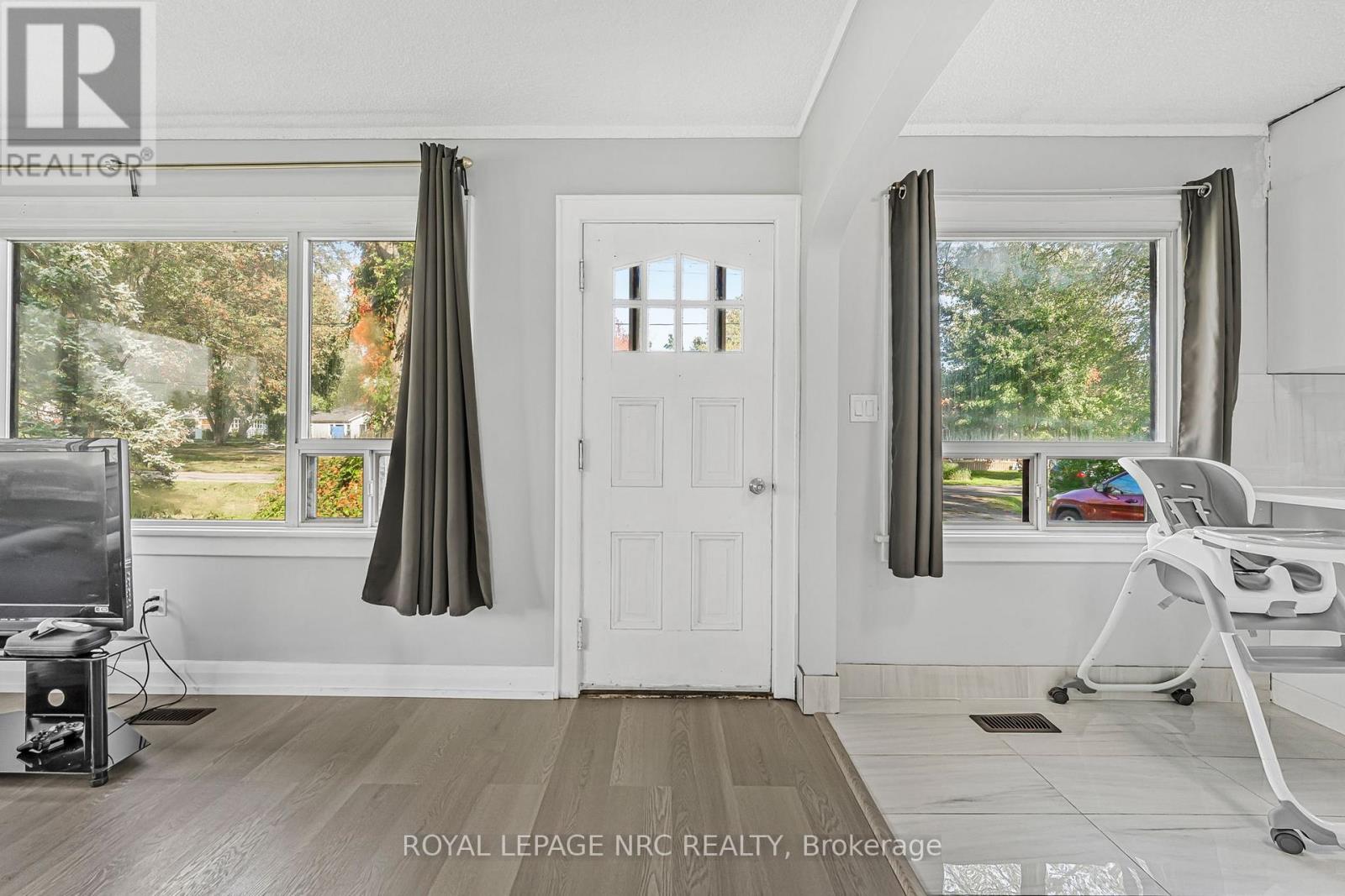 207 Elmwood Avenue, Fort Erie, Ontario  L0S 1B0 - Photo 3 - X12585880