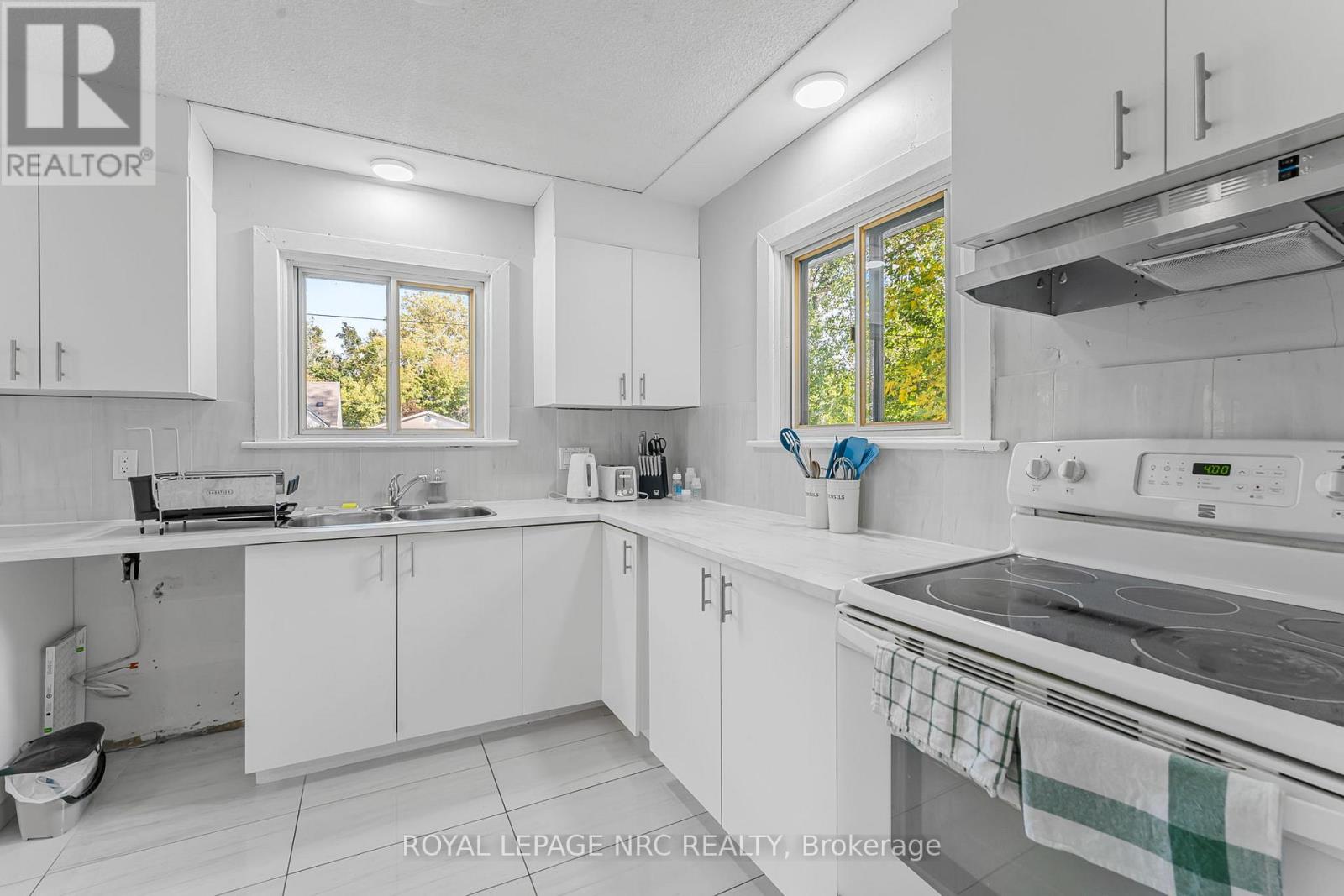 207 Elmwood Avenue, Fort Erie, Ontario  L0S 1B0 - Photo 9 - X12585880