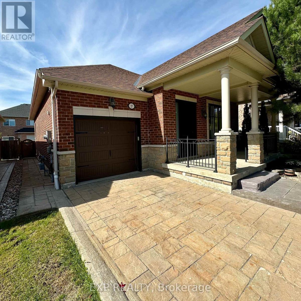27 Butterwood Lane, Whitchurch-Stouffville, Ontario  L4A 0M7 - Photo 3 - N12443350