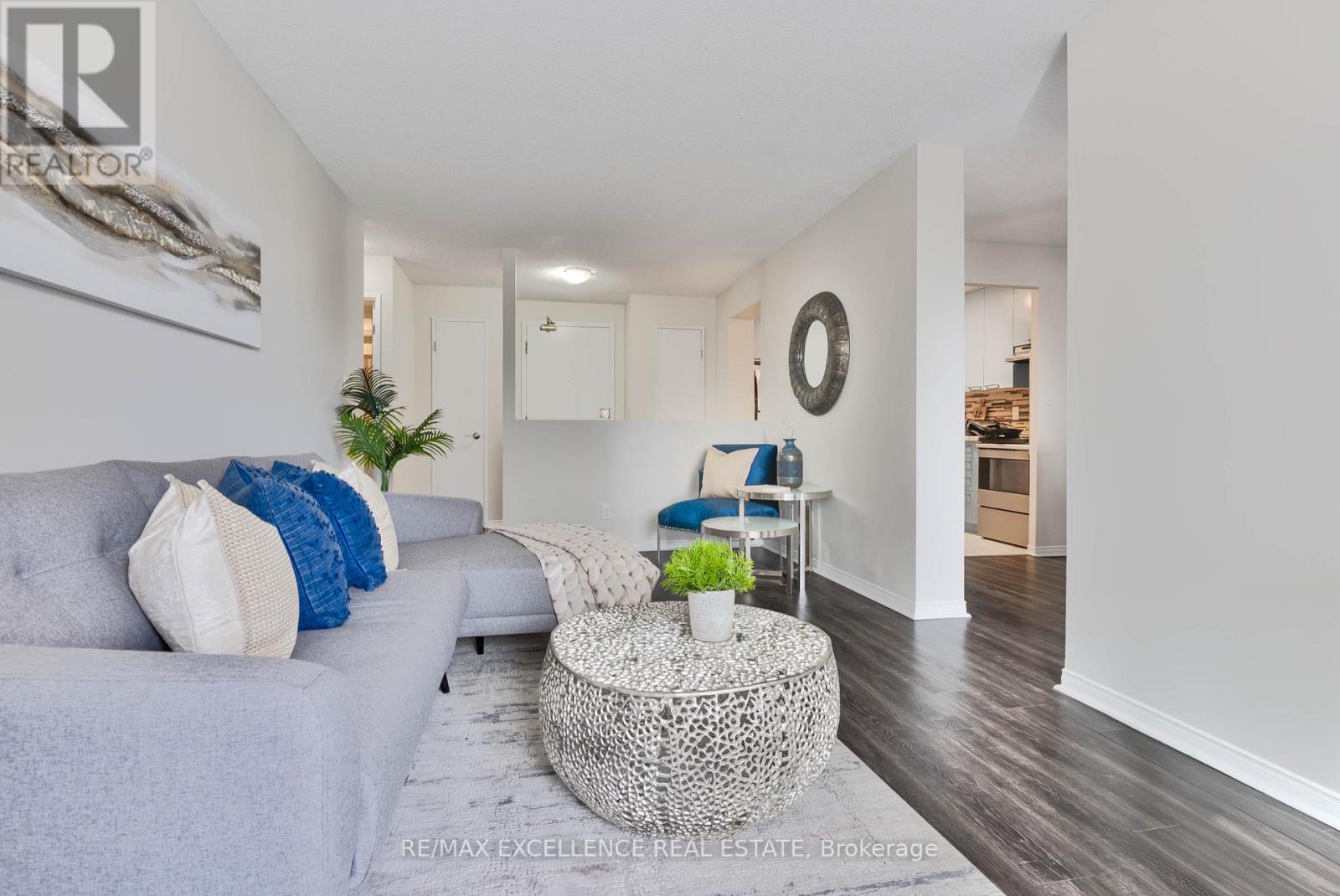 201 - 155 Hillcrest Avenue, Mississauga, Ontario  L5B 3Z2 - Photo 5 - W12585754