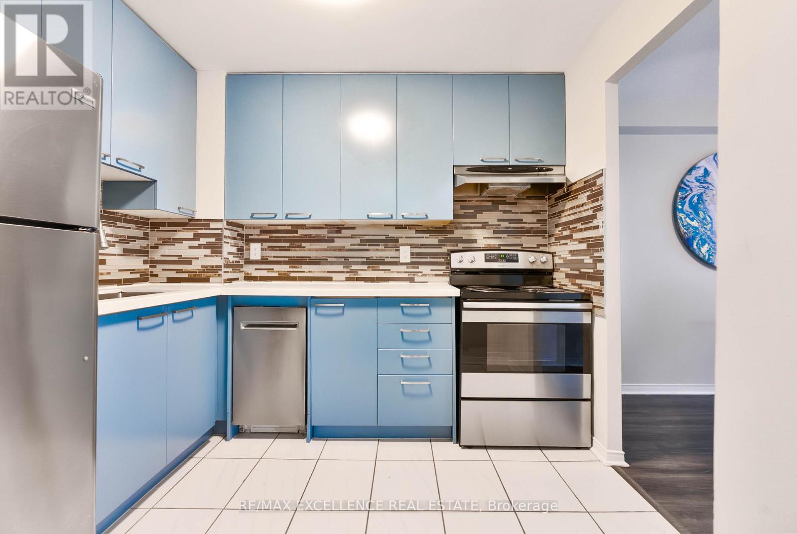 201 - 155 Hillcrest Avenue, Mississauga, Ontario  L5B 3Z2 - Photo 6 - W12585754