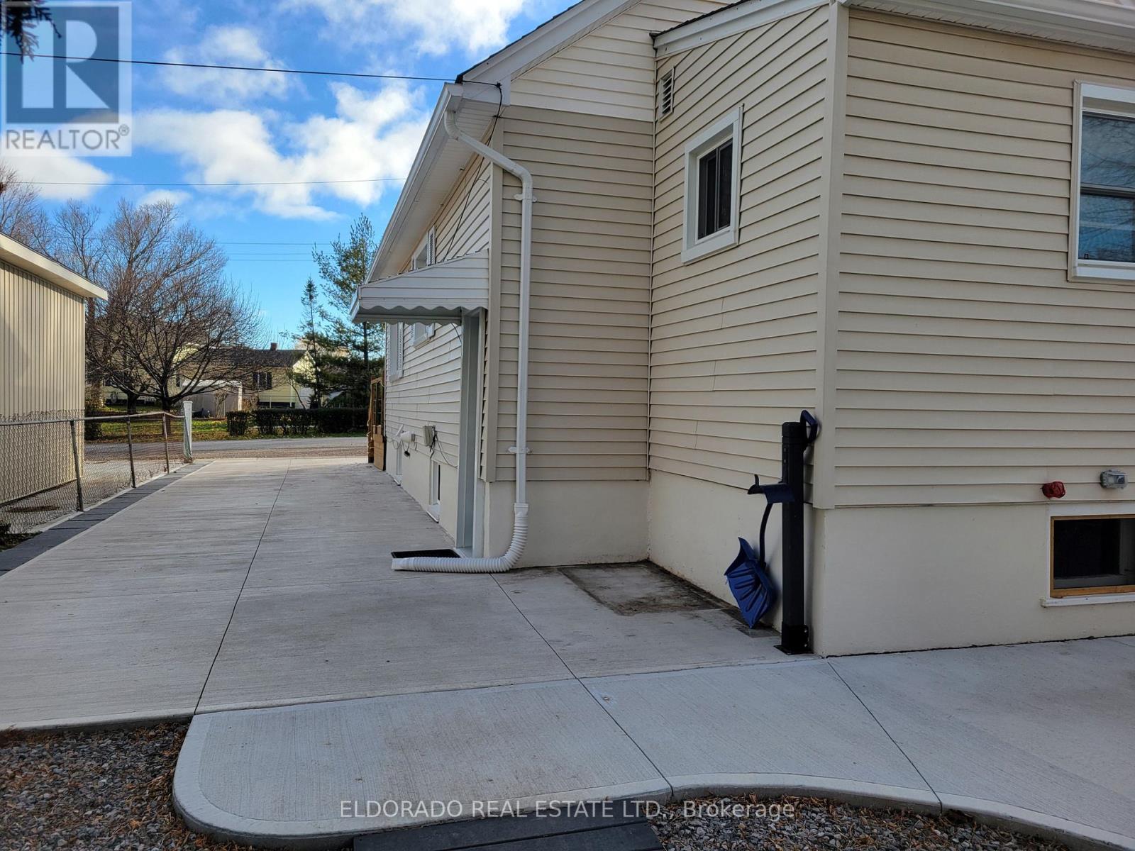 107 Mackan Street, Thorold, Ontario  L2V 1G5 - Photo 4 - X12585590