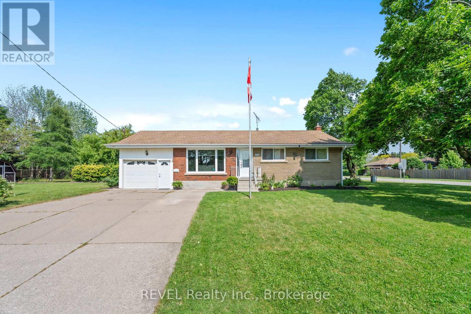32 Hanson Drive N, St. Catharines, Ontario L2M 2X1 - Photo 2 - X12586196