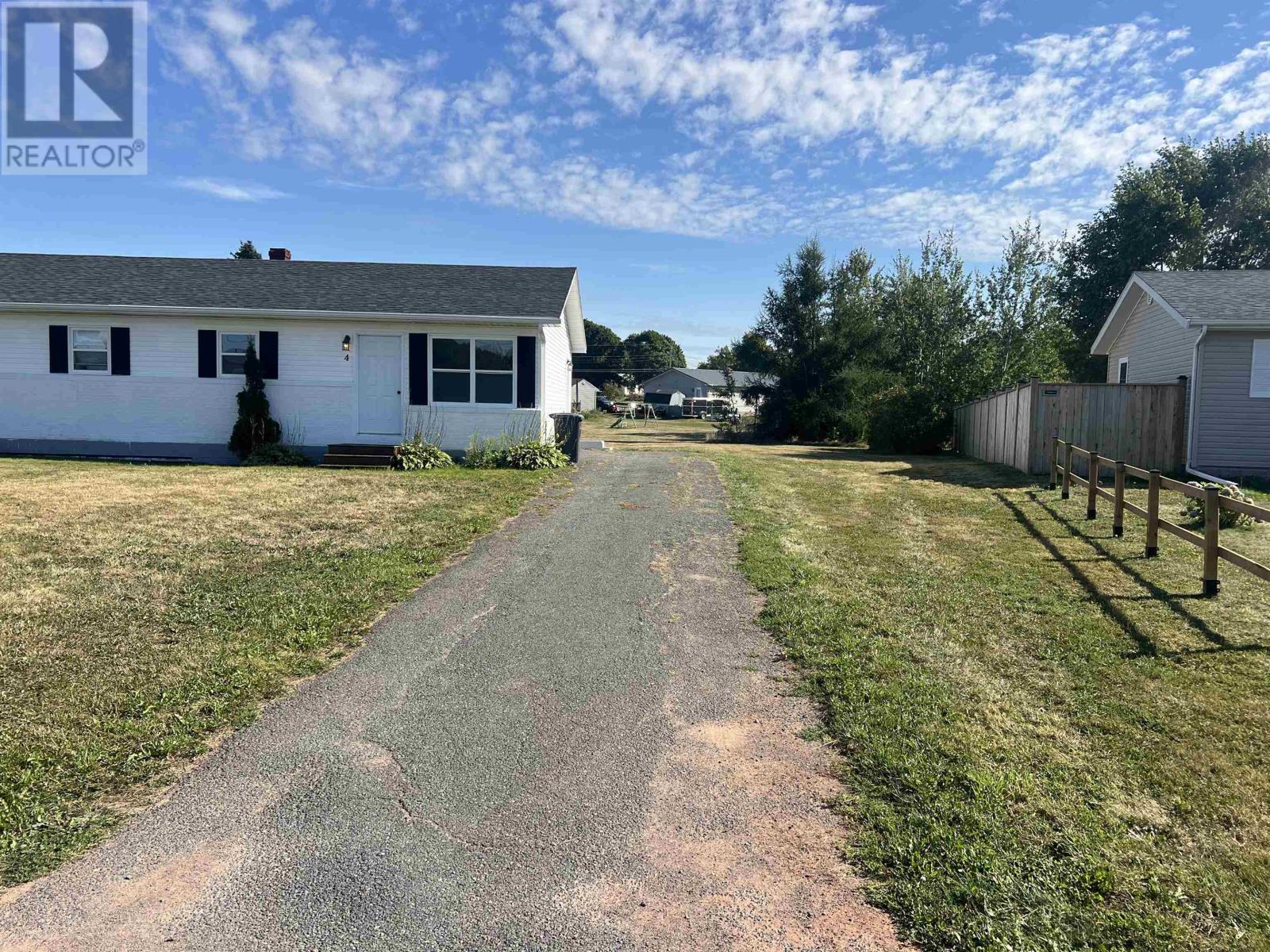 4 Elizabeth Crescent, Stratford, Prince Edward Island  C1B 1K4 - Photo 1 - 202528753