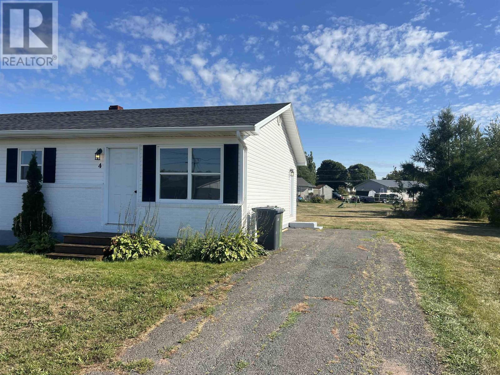 4 Elizabeth Crescent, Stratford, Prince Edward Island  C1B 1K4 - Photo 2 - 202528753