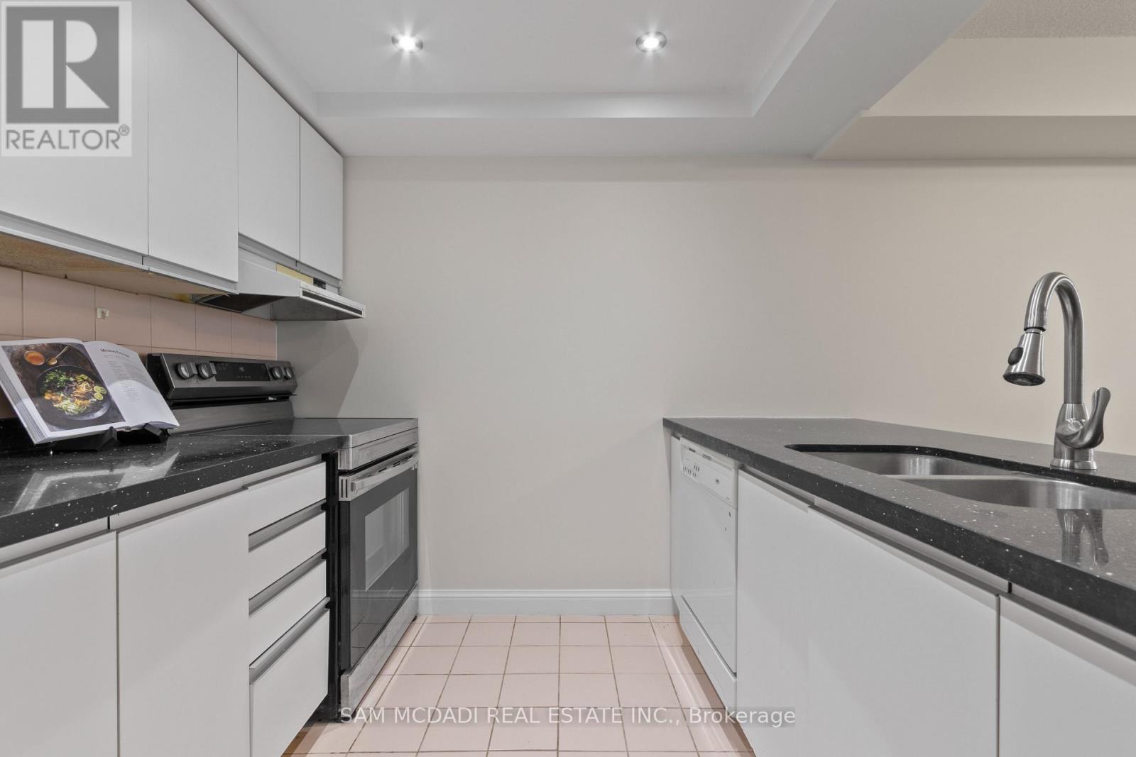 2106 - 24 Hanover Road S, Brampton, Ontario  L6S 5K8 - Photo 4 - W12519642