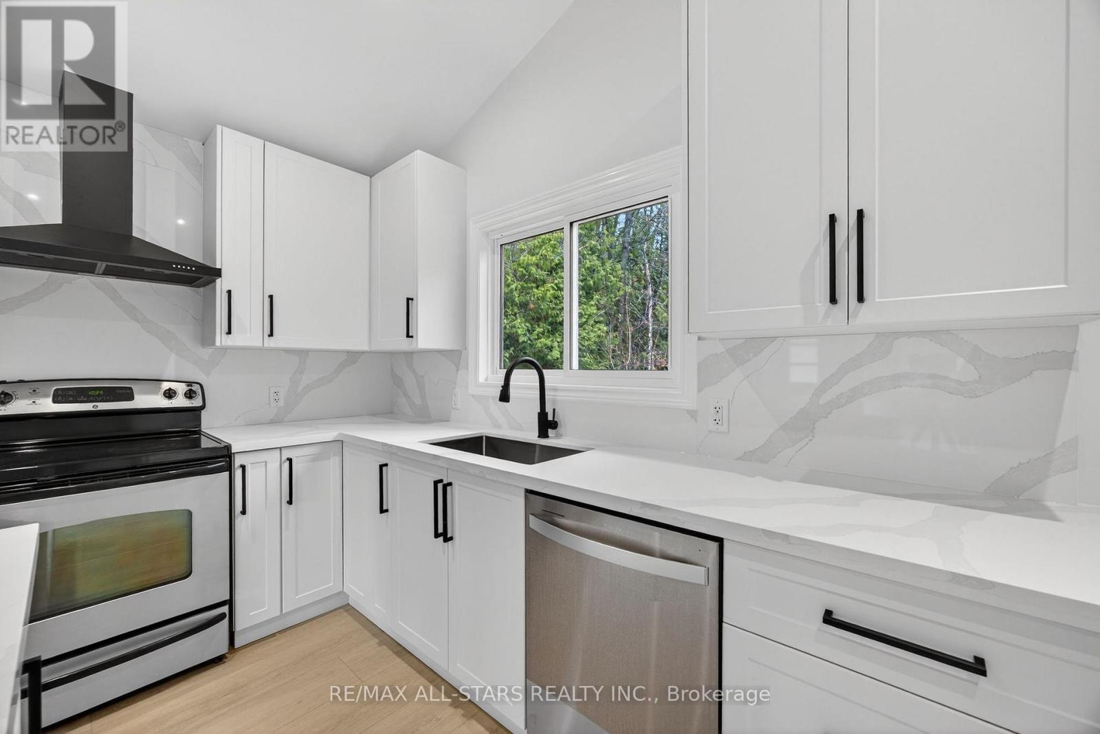 51 Garrett Drive, Georgina, Ontario  L0E 1R0 - Photo 17 - N12586184