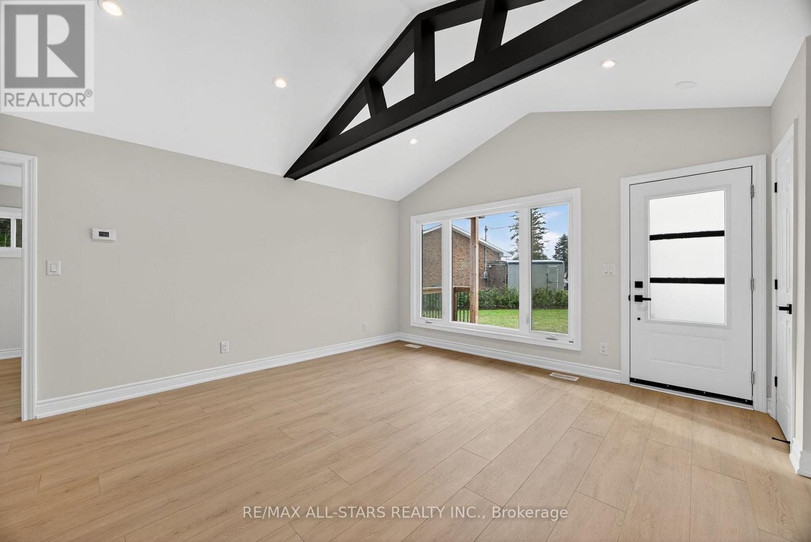 51 Garrett Drive, Georgina, Ontario  L0E 1R0 - Photo 8 - N12586184